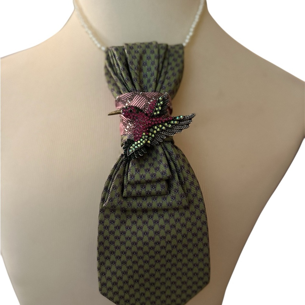 Stylish Green Tie necklace with Bird Accent